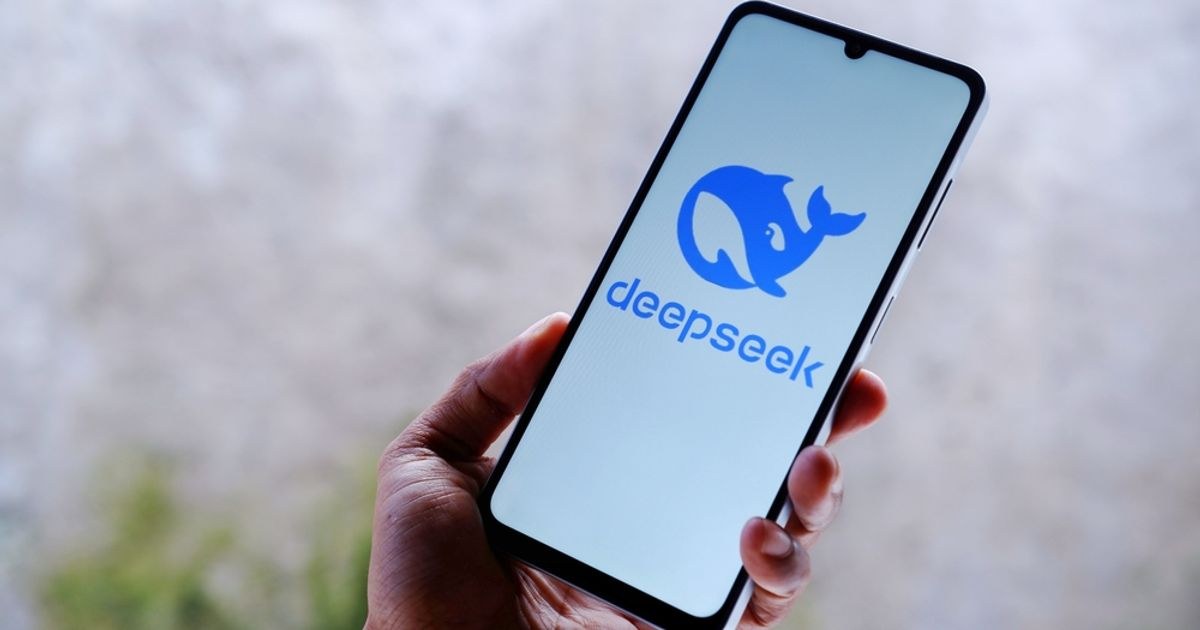 DeepSeek 融资报道配图