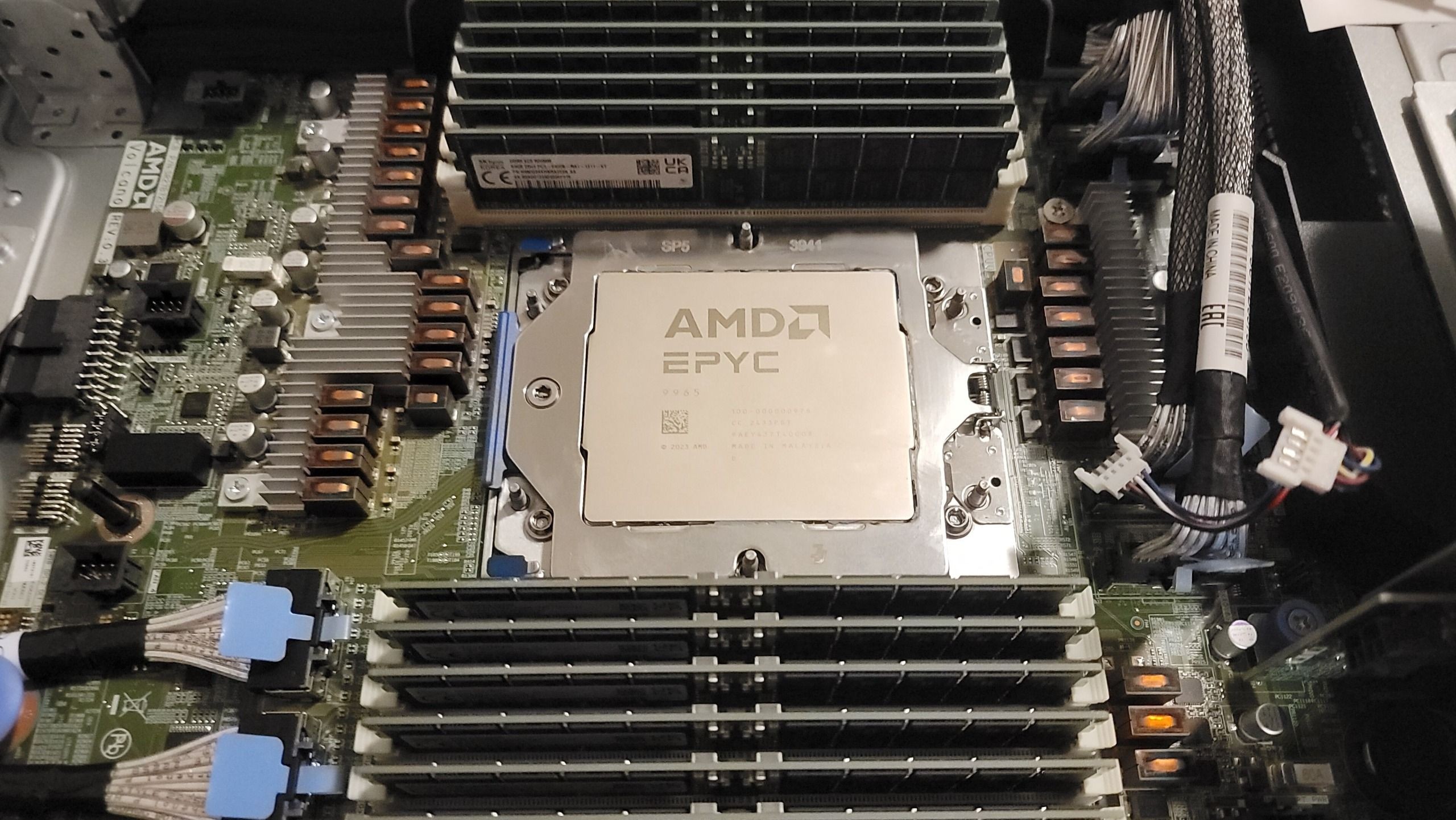 AMD EPYC 处理器